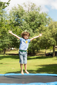 Spass beim Springen auf dem Gartentrampolin Trimilin-fun
