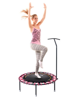 Frau springt auf einem Trimilin-jump mit Haltstange Cardio Fitness Trampolin