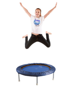 Mädchen springt auf einem Kindertrampolin Trimilin-med und macht einen Spagat in der Luft